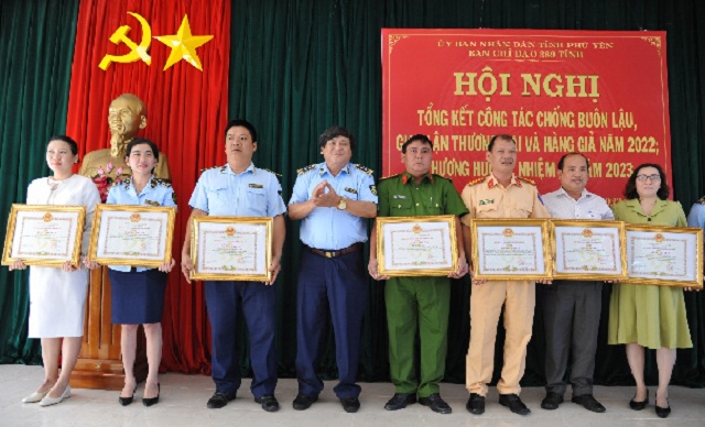 Ông Huỳnh Trang (thứ 4 từ trái qua) trao tặng, Bằng khen, Giấy khen cho các tập thể, cá nhân.