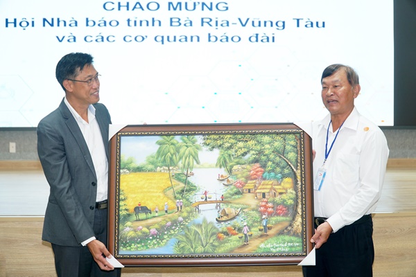 Ông Phan Đức Hiền, Chủ tịch Hội Nhà báo tỉnh Bà Rịa – Vũng Tàu trao quà lưu niệm cho ông Tharna Sanee Tổng Giám đốc LSP