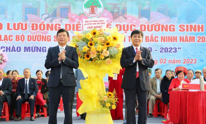 Phó Chủ tịch UBND tỉnh Ngô Tân Phượng chúc mừng các câu lạc bộ tham gia chương trình