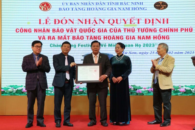 Lãnh đạo UBND tỉnh Bắc Ninh trao Quyết định công nhận Bảo vật quốc gia Thạp đồng văn hóa Đông Sơn của Thủ tướng Chính phủ cho đại diện Bảo tàng Hoàng gia Nam Hồng.