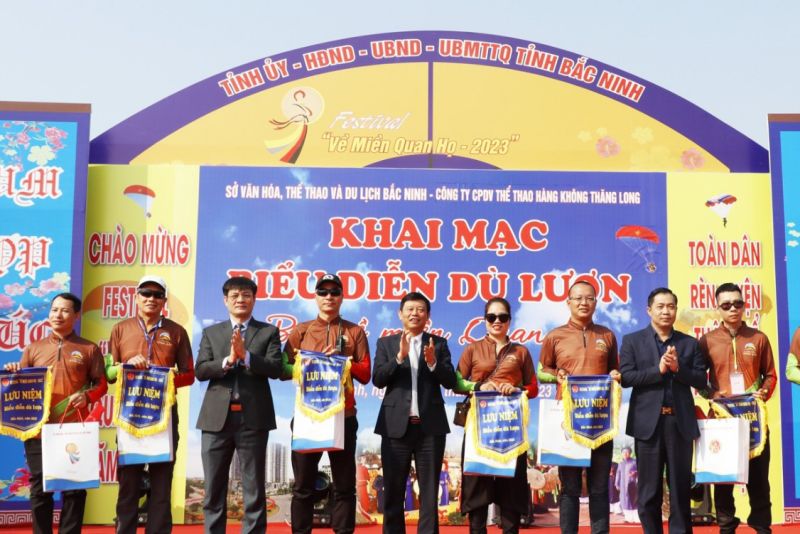 Khai mạc biểu diễn dù lượn với chủ đề “Bay về miền Quan họ”