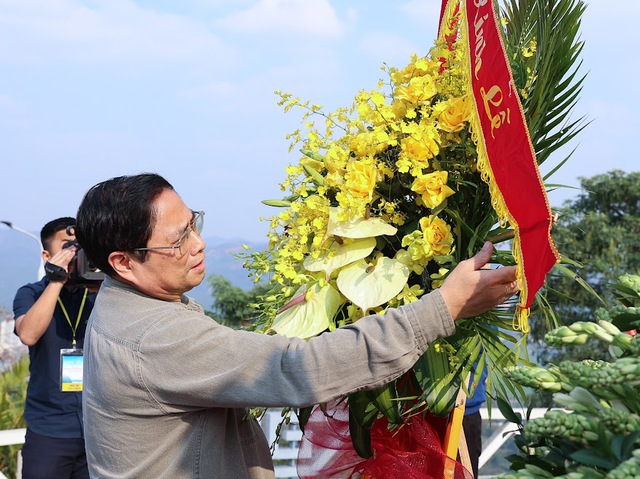 Trước đó, trong chuyến công tác tại tỉnh Hòa Bình, Thủ tướng và đoàn công tác đã tới dâng hương tại Tượng đài Bác Hồ - Ảnh: VGP/Nhật Bắc