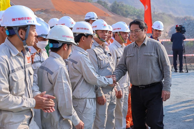 Thủ tướng tới thăm và động viên các đơn vị đang làm việc tại dự án mở rộng Thủy điện Hòa Bình - Ảnh: VGP/Nhật Bắc.
