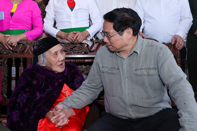 Thủ tướng tới thăm Bà mẹ Việt Nam anh hùng Nguyễn Thị Chố tại xã Hòa Bình, TP. Hòa Bình - Ảnh: VGP/Nhật Bắc