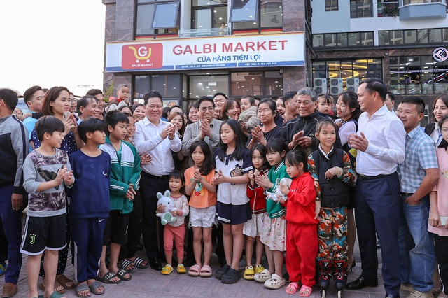 Thủ tướng tới thăm bà con tại khu nhà ở xã hội phường Quỳnh Lâm, TP. Hòa Bình - Ảnh: VGP/Nhật Bắc