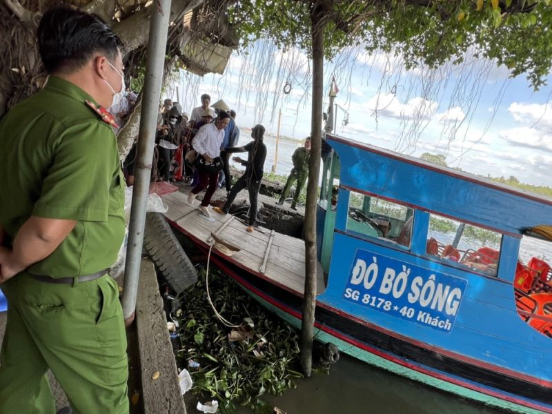 Công an phường Long Bình (TP Thủ Đức) kiểm tra an toàn bến khách ngang sông