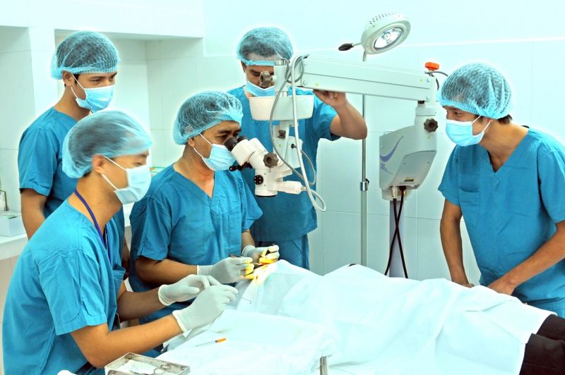 Một ca phẫu thuật điều trị bệnh về mắt do Thầy thuốc Nhân dân, BS. CK2. Nguyễn Viết Giáp thực hiện.