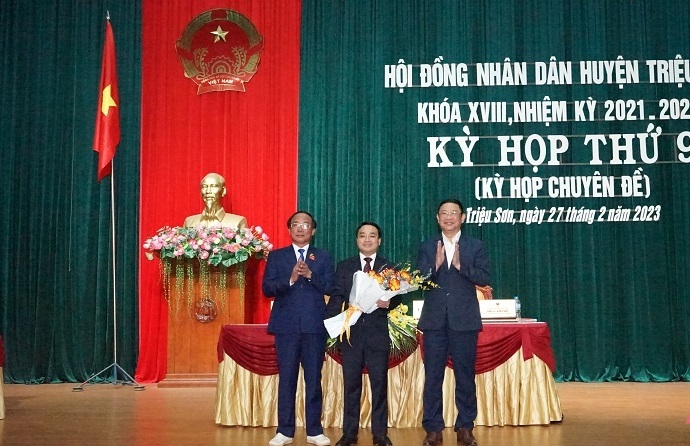 Các đồng chí Thường trực Huyện ủy Triệu Sơn tặng hoa chúc mừng tân Chủ tịch UBND huyện Nguyễn Thành Luân.