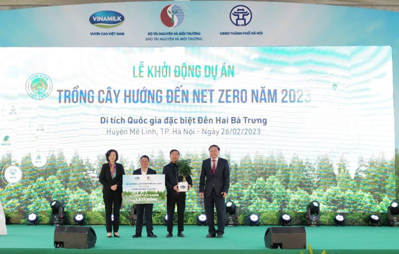 Lãnh đạo Bộ Tài nguyên & Môi trường và đại diện Vinamilk trao tặng bảng tượng trưng và cây xanh lưu niệm cho lãnh đạo huyện Mê Linh, Tp. Hà Nội