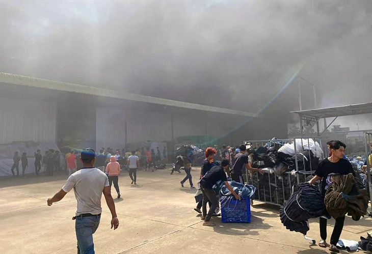 Cháy lớn tại công ty sản xuất đồ nội thất ở Bình Phước