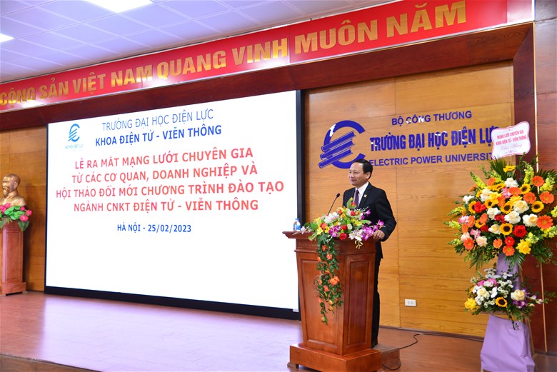 TS. Phạm Duy Phong, Trưởng khoa Khoa Điện tử - Viễn thông, Trường Đại học Điện lực phát biểu và giới thiệu các chuyên gia của Mạng lưới
