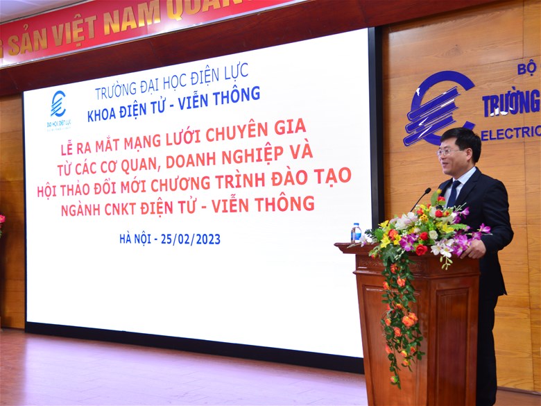 TS Nguyễn Lê Cường, Phó Hiệu trưởng Trường Đại học Điện lực phát biểu tại buổi lễ