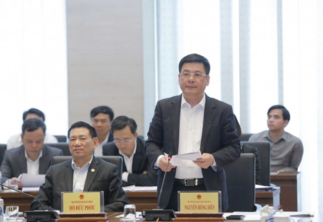 Bộ trưởng Bộ Công thương Nguyễn Hồng Diên báo cáo tại phiên giải trình