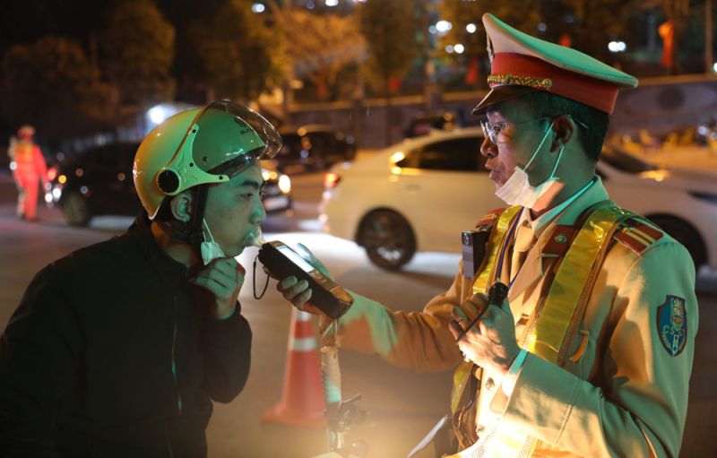 Cảnh sát giao thông Công an huyện Tân Yên kiểm tra nồng độ cồn người điều khiển xe máy trên quốc lộ 17.