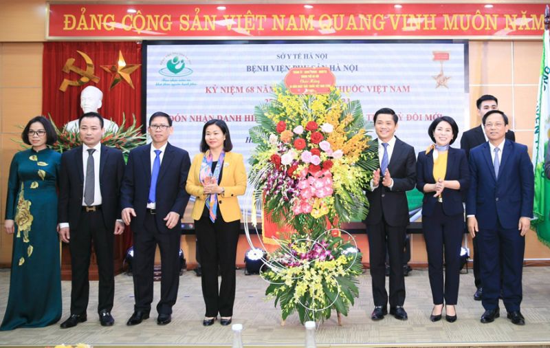 Phó Bí thư Thường trực Thành ủy Hà Nội Nguyễn Thị Tuyến tặng hoa chúc mừng Bệnh viện Phụ sản Hà Nội