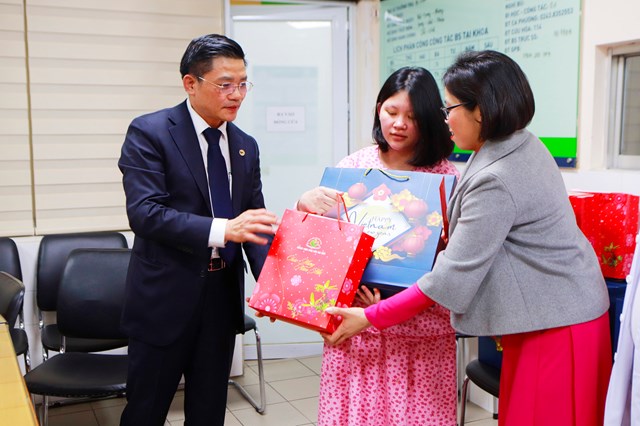TTND.GS.TS Nguyễn Duy Ánh – Giám đốc bệnh viện thăm tặng quà cho phụ sản điều trị tại bệnh viện
