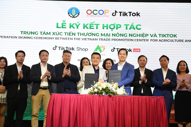 Hai đơn vị ký kết hợp tác nhằm đưa sản phẩm OCOP lên mạng xã hội TikTok
