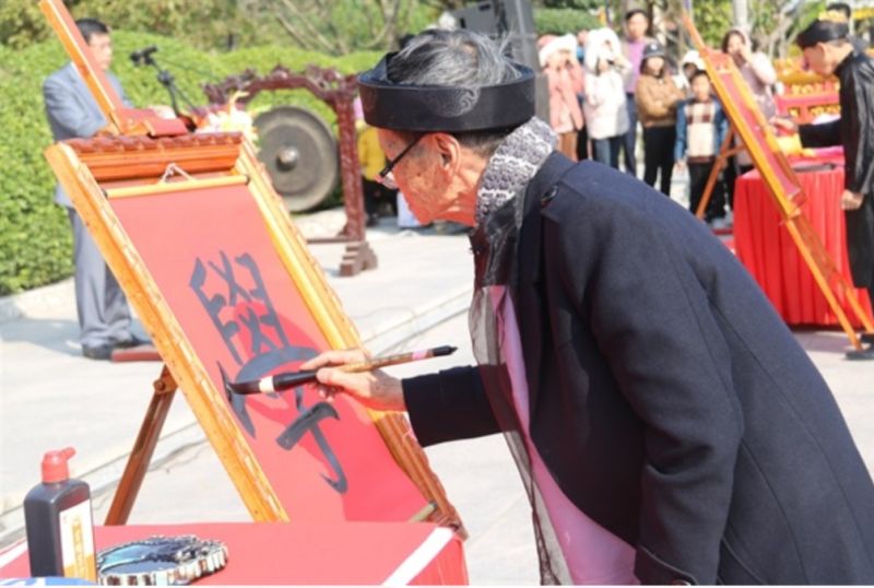 Hình ảnh thầy đồ cho chữ tại Lễ hội Trạng Trình Nguyễn Bỉnh Khiêm, huyện Vĩnh Bảo, Hải Phòng