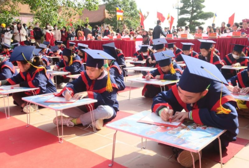 Các em học sinh thực hiện nghi lễ khai bút tại Lễ hội Khai bút Tháp Tường Long, quận Đồ Sơn, Hải Phòng