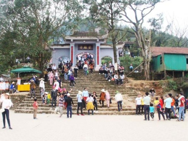 Du khách viếng cảnh chùa Hương Tích (huyện Can Lộc, Hà Tĩnh)
