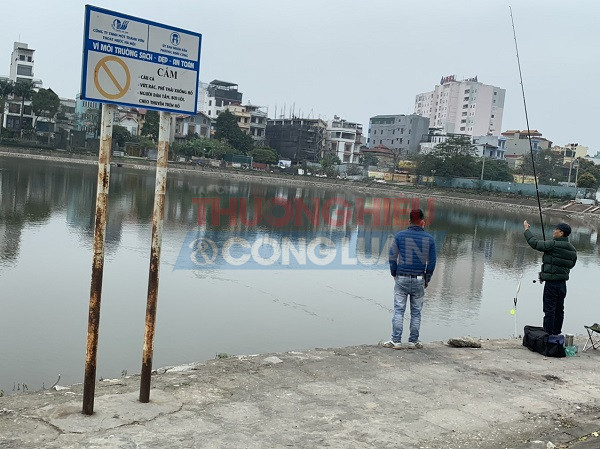 Người câu công khai ngay tại biển báo cấm câu cá tại hồ Định Công