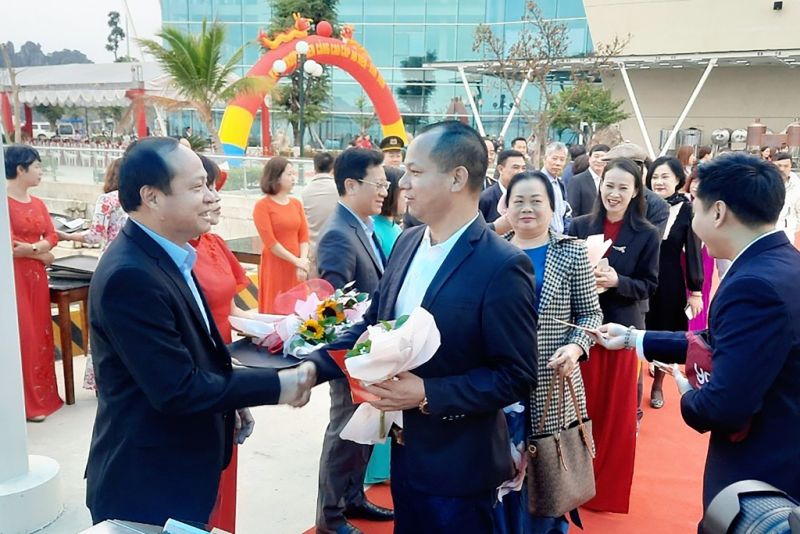 Lãnh đạo huyện Vân Đồn tặng hoa cho những du khách đầu tiên đến cảng