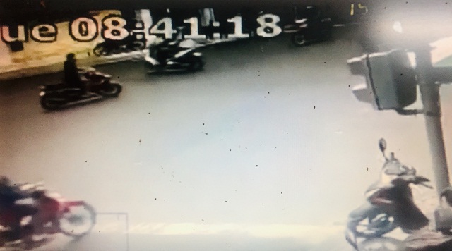H&igrave;nh ảnh người mặc &aacute;o đen đi xe m&aacute;y bị bắn (g&oacute;c tr&ecirc;n b&ecirc;n tr&aacute;i). Ảnh tr&iacute;ch từ camera.