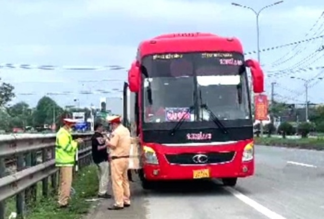 Trạm CSGT Cửa Ô Hòa Phước phát hiện xe khách nghi sử dụng tem kiểm định giả