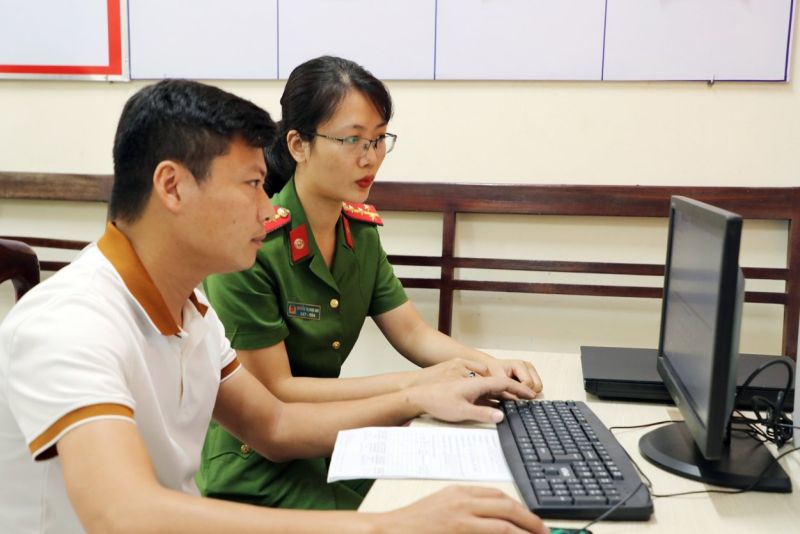 Lực lượng Công an hướng dẫn người dân sử dụng các dịch vụ công trực tuyến