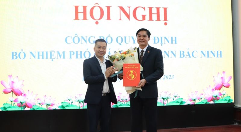 Phó Tổng Giám đốc KBNN Triệu Thọ Hân trao Quyết định bổ nhiệm cho đồng chí Nguyễn Văn Mạnh.