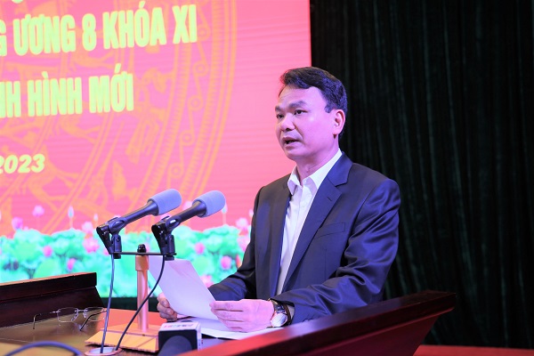 Đồng chí Đặng Xuân Phong Ủy viên Ban Chấp hành Trung ương Đảng, Bí thư Tỉnh ủy, Trưởng Đoàn đại biểu Quốc hội tỉnh Lào Cai phát biểu tại Hội nghị