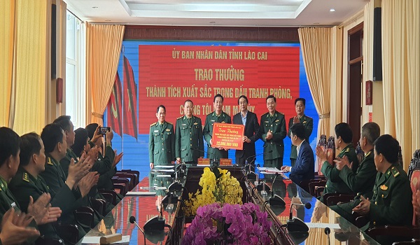 Đồng chí Trịnh Xuân Trường trao thưởng cho lực lượng đấu tranh Chuyên án A112.