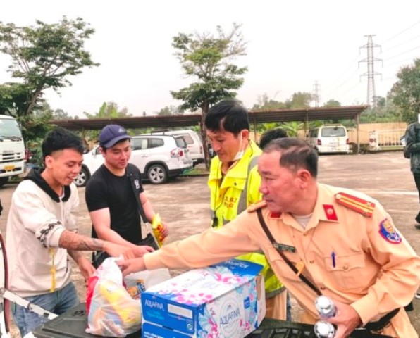 CSGT cửa ô Đà Nẵng đã kịp thời phát hiện xe khách BKS 51B - 277.29 chạy Bắc - Nam không có lệnh vận chuyển, giấy chứng nhận kiểm định và tem kiểm định có dấu hiệu làm giả. CSGT cửa ô Đà Nẵng đã kịp thời phát hiện xe khách BKS 51B - 277.29 chạy Bắc - Nam không có lệnh vận chuyển, giấy chứng nhận kiểm định và tem kiểm định có dấu hiệu làm giả.