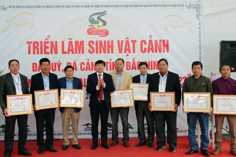 Chủ tịch Ủy ban MTTQ tỉnh Nguyễn Đình Lợi (thứ 5 từ trái qua) trao Bằng khen cho các tập thể, cá nhân