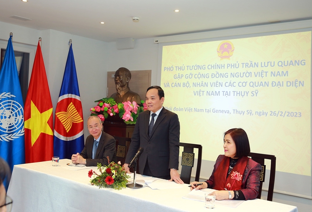 Phó Thủ tướng Trần Lưu Quang nói chuyện thân mật với đại diện cộng đồng người Việt Nam tại Thụy Sĩ- Ảnh: VGP/Hải Minh