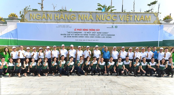 Ban lãnh đạo Vietcombank cùng các đại biểu và cán bộ chi nhánh Tuyên Quang chụp ảnh lưu niệm tại Khu di tích lịch sử ngành Ngân hàng Việt Nam