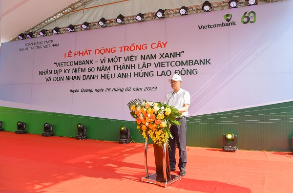 Ông Phạm Quang Dũng phát động phong trào trồng cây “Vietcombank - Vì một Việt Nam xanh”