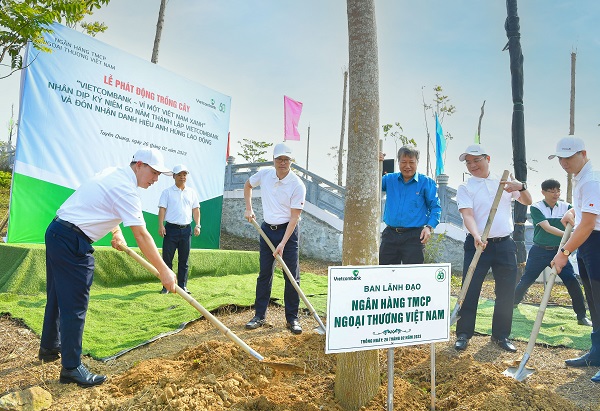 Ban lãnh đạo Vietcombank cùng đại diện Công đoàn Ngân hàng Việt Nam, NHNN chi nhánh tỉnh Tuyên Quang trồng cây tại Khu di tích lịch sử ngành Ngân hàng Việt Nam