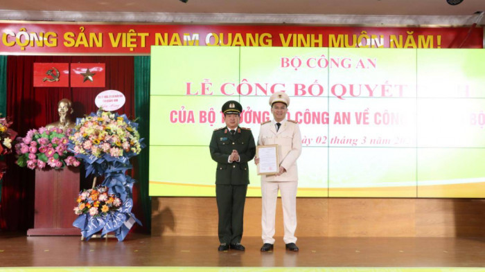 Thiếu tướng Đinh Văn Nơi - Giám đốc Công an tỉnh Quảng Ninh trao quyết định bổ nhiệm Phó Giám đốc Công an tỉnh cho Trung tá Cù Quốc Thắng