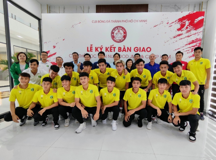 17 cầu thủ cùng ban lãnh đạo Học viện Bóng đá Nutifood JMG và CLB TP.HCM
