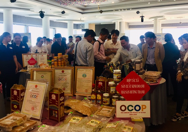 Đại biểu dự Hội nghị tham quan các gian hàng trưng bày sản phẩm OCOP và sản phẩm đặc trưng của Bình Định.