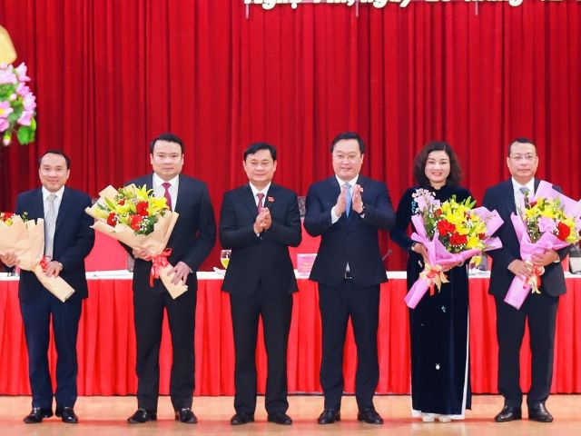 Lãnh đạo tỉnh Nghệ An tặng hoa chúc mừng các tân Ủy viên UBND tỉnh và nguyên Ủy viên UBND tỉnh nhiệm kỳ 2021 - 2026