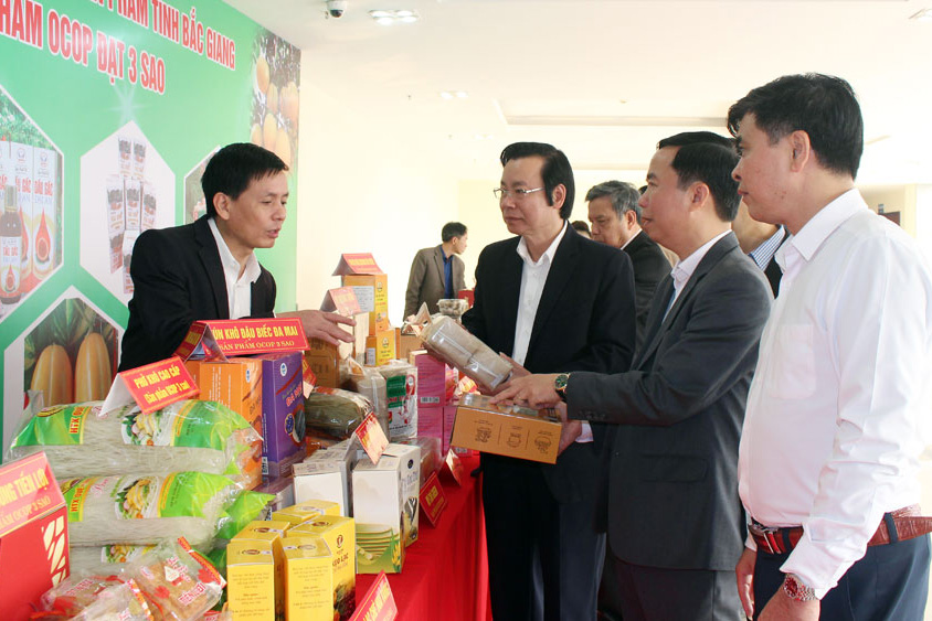 Các đại biểu tham quan khu trưng bày các sản phẩm được công nhận OCOP năm 2022