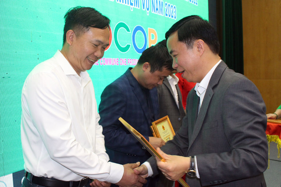 Ông Dương Thanh Tùng, Giám đốc Sở Nông nghiệp và PTNT tỉnh trao giấy chứng nhận sản phẩm OCOP 4 sao ổi Tân Yên cho đại diện HTX Nông nghiệp Quyên Phong (Tân Yên)