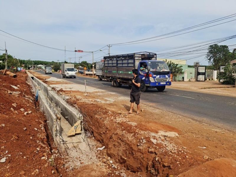 Thi công cải tạo Quốc lộ 19 qua Gia Lai. (Ảnh: Lê Anh - Báo Gia Lai).