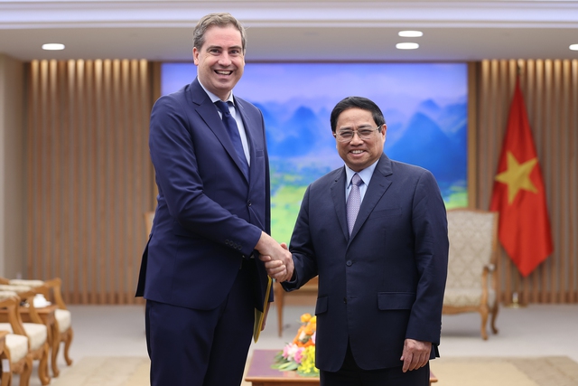 Thủ tướng Chính phủ Phạm Minh Chính tiếp ông Olivier Becht, Bộ trưởng đặc trách Ngoại thương, Thu hút kinh tế và người Pháp ở nước ngoài - Ảnh: VGP/Nhật Bắc