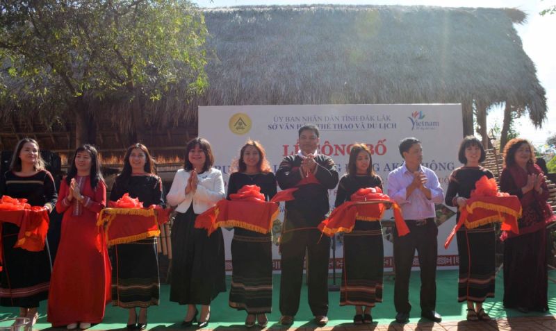 Đại biểu cắt băng công bố Buôn du lịch cộng đồng Akŏ Dhông.