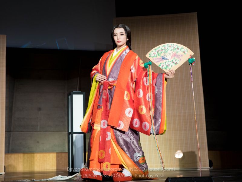 Trình diễn lễ phục junihitoe của nhà thiết kế Kobayashi Eiko tại trụ sở của UNESCO tại Paris năm 2018 (nguồn: Be-Japon)