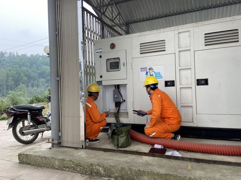 Kiểm tra, đấu nối vận hành thử máy phát điện dự phòng phục vụ đêm khai mạc Lễ hội Hương sắc Na Hang tại Quảng trường Na Hang