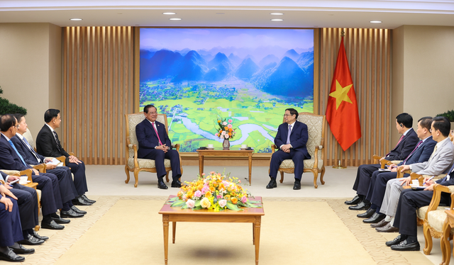 Thủ tướng Phạm Minh Chính và Phó Thủ tướng, Bộ trưởng Bộ Nội vụ Vương quốc Campuchia cho rằng hai nước cần tăng cường kết nối hạ tầng, cùng nhau xây dựng nền kinh tế độc lập, tự chủ và hội nhập - Ảnh: VGP/Nhật Bắc